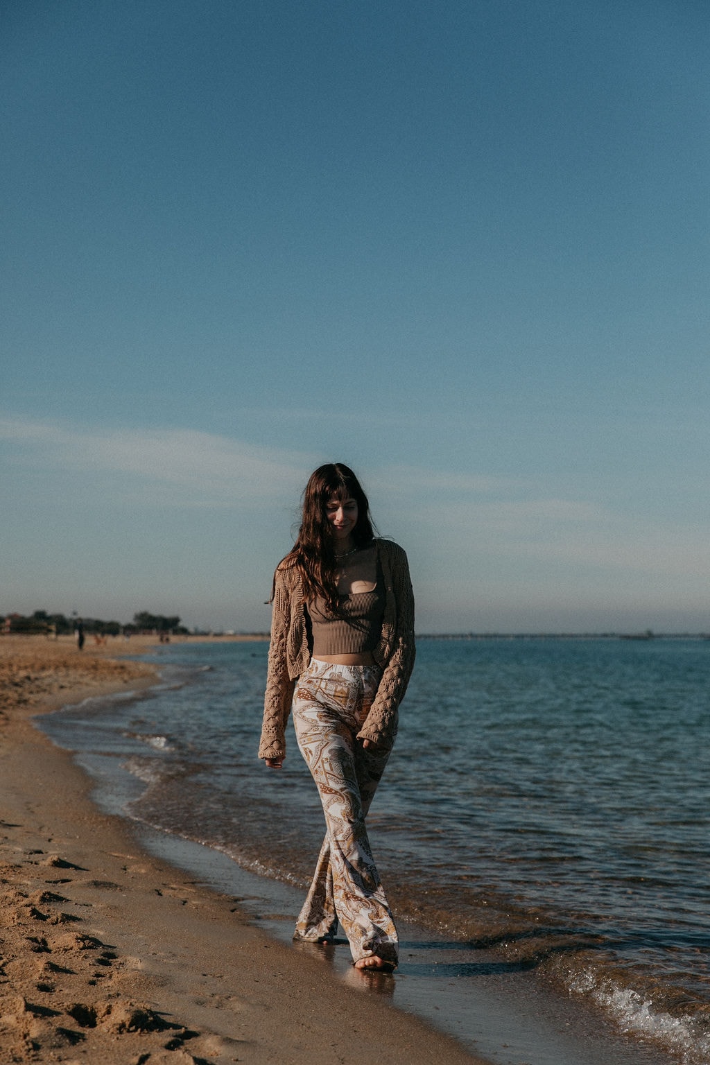 Sulli walking along the shoreline